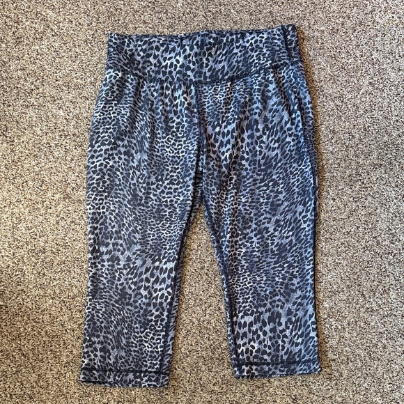 Danskin women’s Leopard Print capri Leggings size medium - Picture 1 of 3